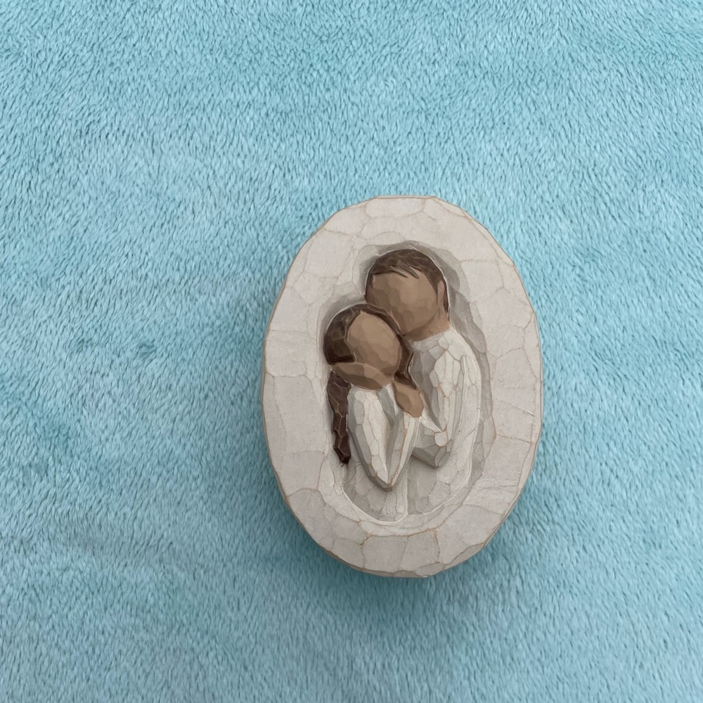 WillowTree Embrace keepsake box. In love’s embrace